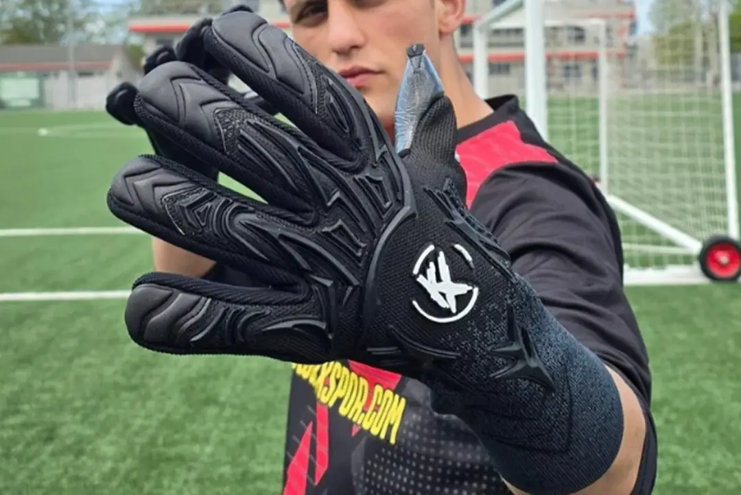 How to Choose a Goalkeeper Jersey and Gloves Together